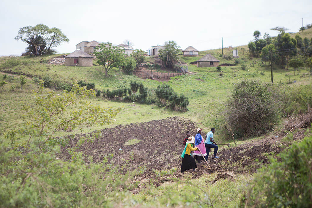 a-estrada-para-escola-toda-de-terra-e-montanhosa